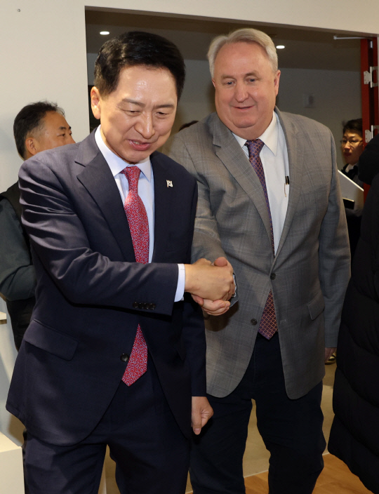 국민의힘 김기현 대표와 인요한 혁신위원장이 지난 11월17일 오전 서울 여의도 당사에서 면담 전 악수하고 있다.<공동취재·연합뉴스>